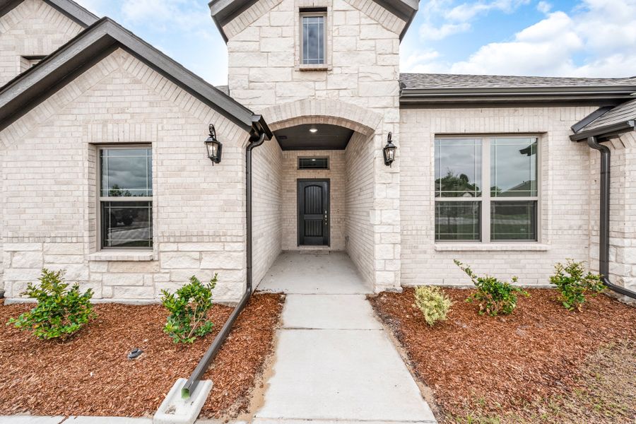 Exterior details and patio area of a home in Mallard Point, Greenville (Image 3).
