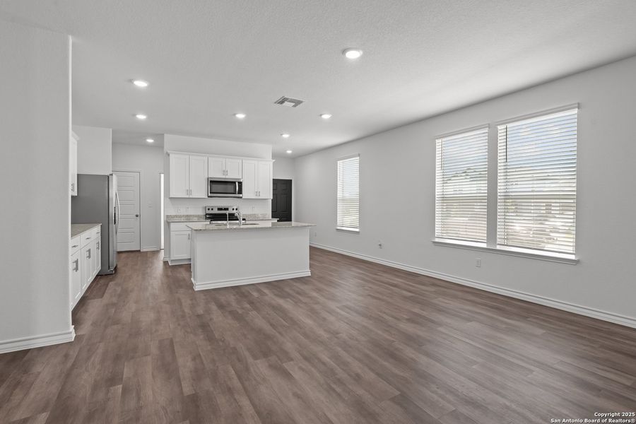 Spacious, unfurnished interior of a new home in Horizon Ridge, San Antonio (Image 13).