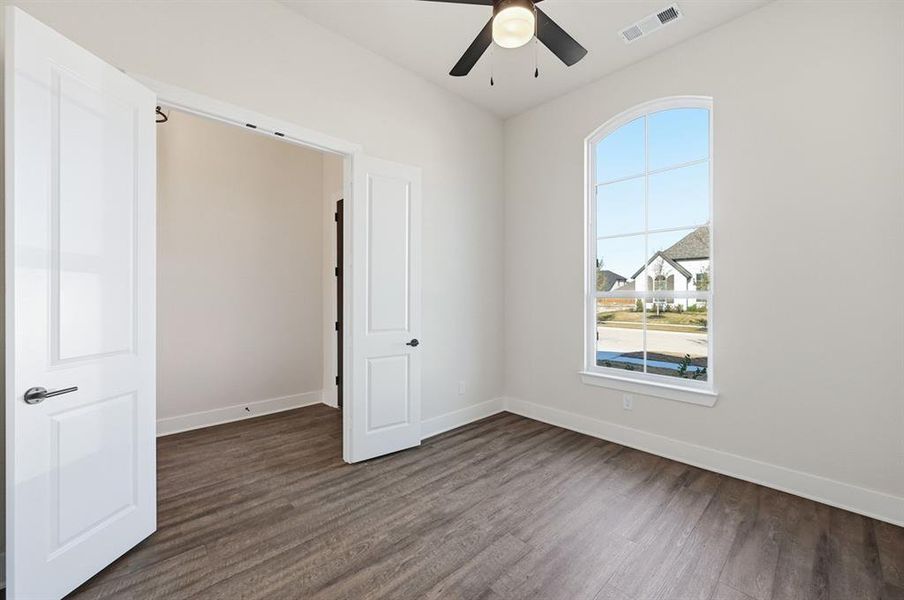 Spacious, unfurnished interior of a new home in Dove Hollow, Waxahachie (Image 13).