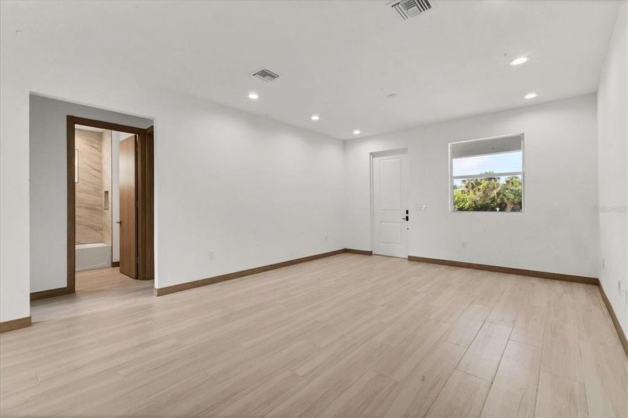Spacious, unfurnished interior of a new home in , Rotonda West (Image 21).