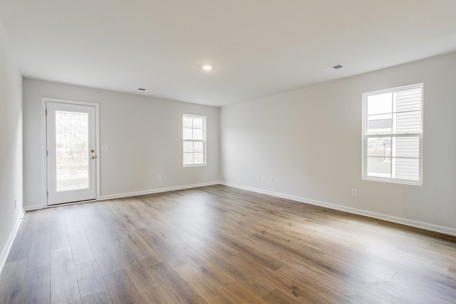 Spacious, unfurnished interior of a new home in Bluefield, Lexington (Image 28).