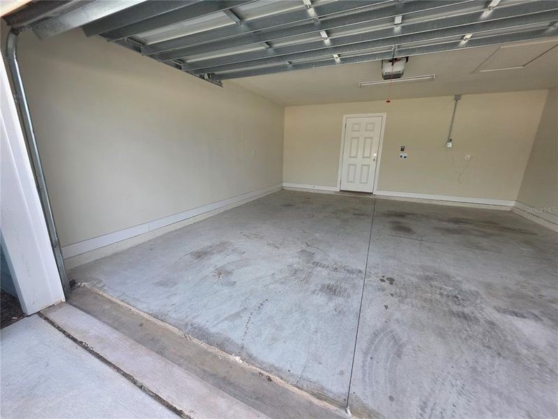 Spacious, unfurnished interior of a new home in , Orlando (Image 8).