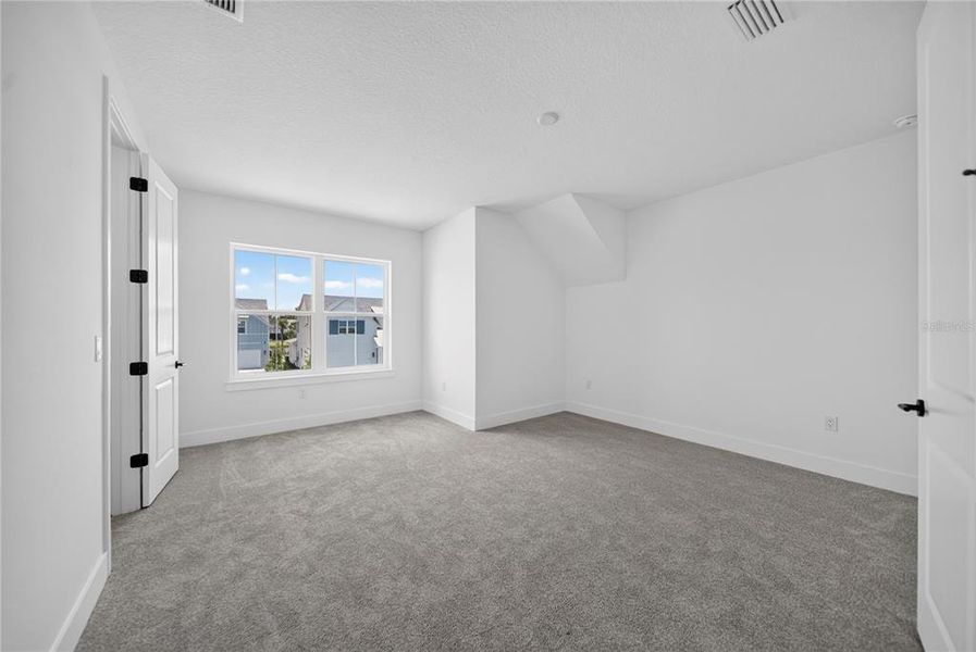 Spacious, unfurnished interior of a new home in Gracewater at Sarasota, Sarasota (Image 33).