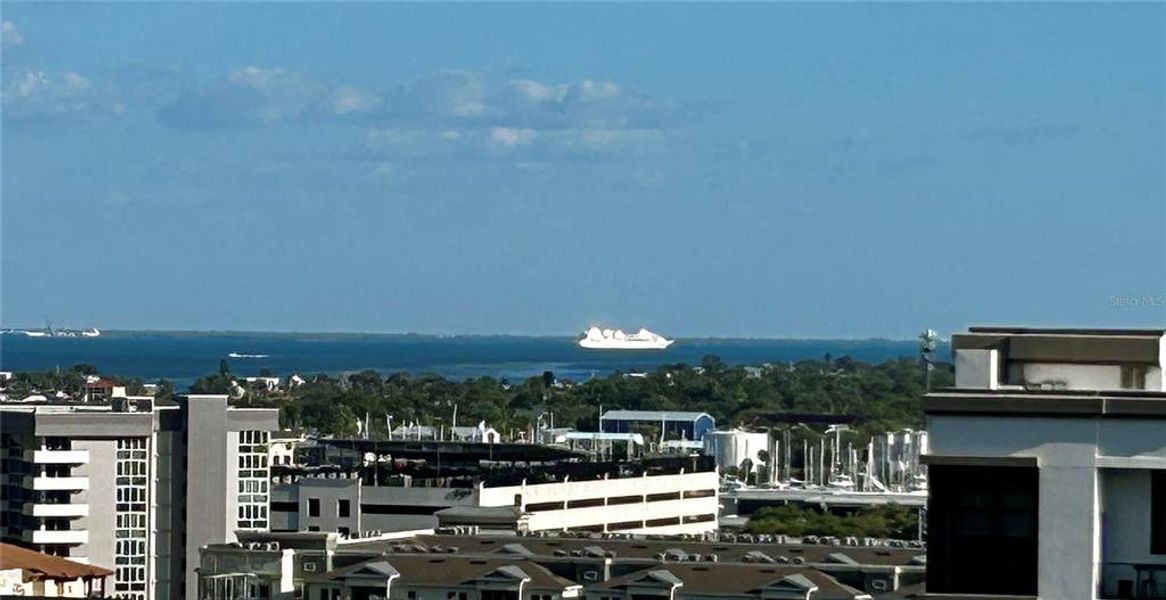 Condo located in St. Petersburg, FL showcasing its design and architecture (Image 3).
