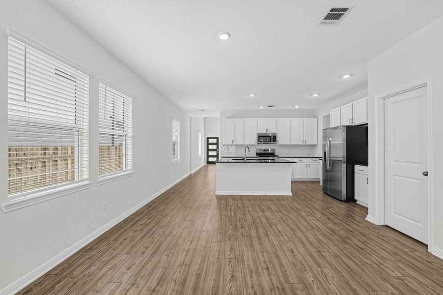 Spacious, unfurnished interior of a new home in Sunfield, Buda (Image 21).
