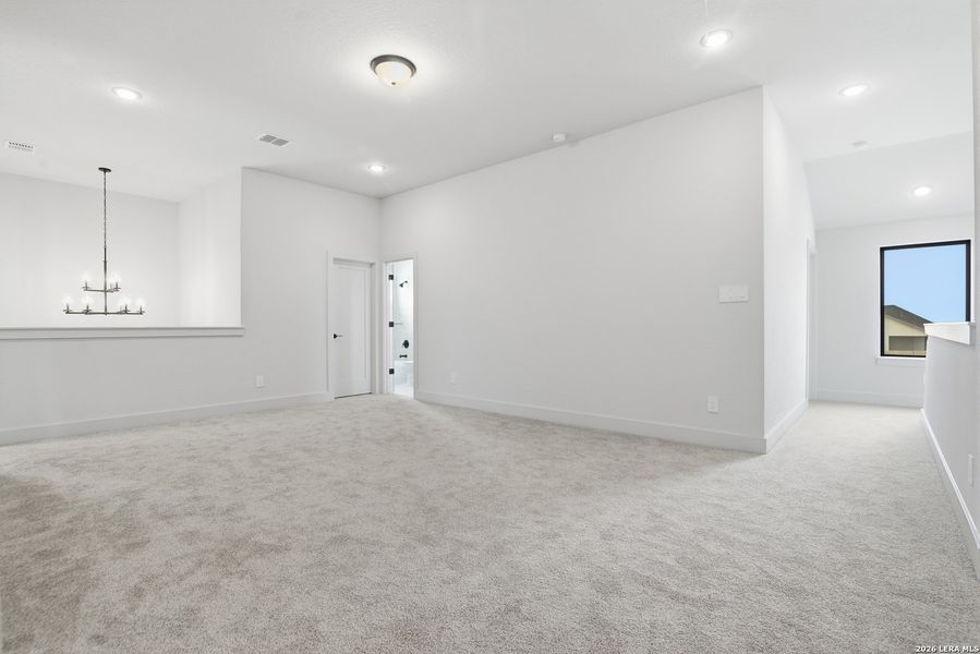 Spacious, unfurnished interior of a new home in Haby Hill 50s, San Antonio (Image 38).