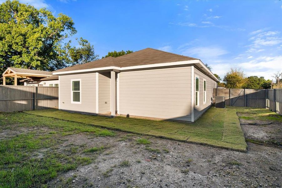 Exterior details and patio area of a home in , Corsicana (Image 17).