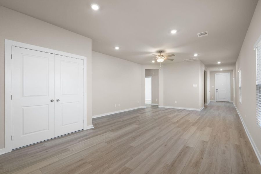 Spacious, unfurnished interior of a new home in Creekhaven, Rosharon (Image 8). Spacious, unfurnished interior of a new home in Creekhaven, Rosharon (Image 8).