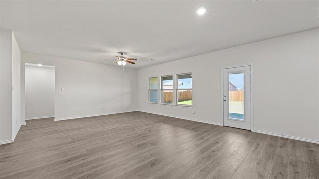 Spacious, unfurnished interior of a new home in Saddlebrook, Waxahachie (Image 31).