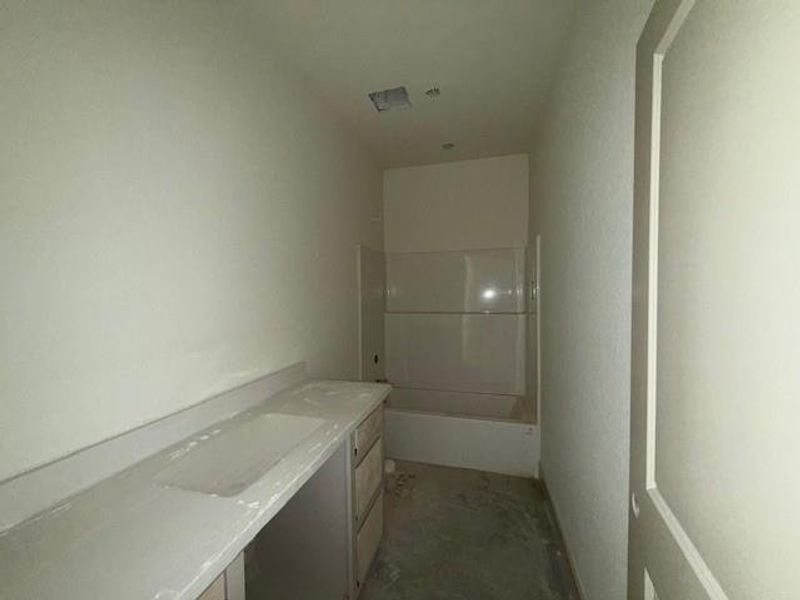 Spacious, unfurnished interior of a new home in , Angleton (Image 14).