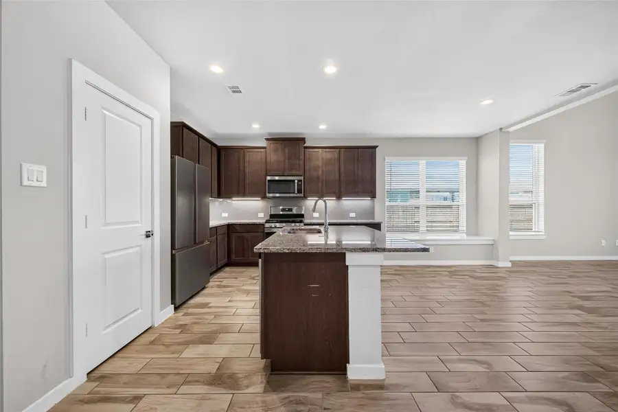 Furnished interior view inside a new home in , Mont Belvieu (Image 8).