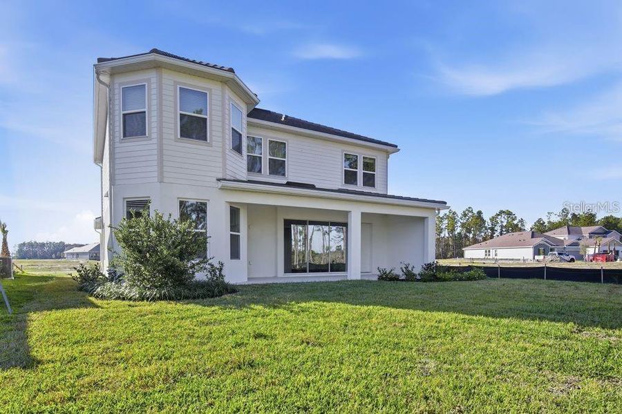 Exterior details and patio area of a home in Hammock at Two Rivers, Zephyrhills (Image 3).