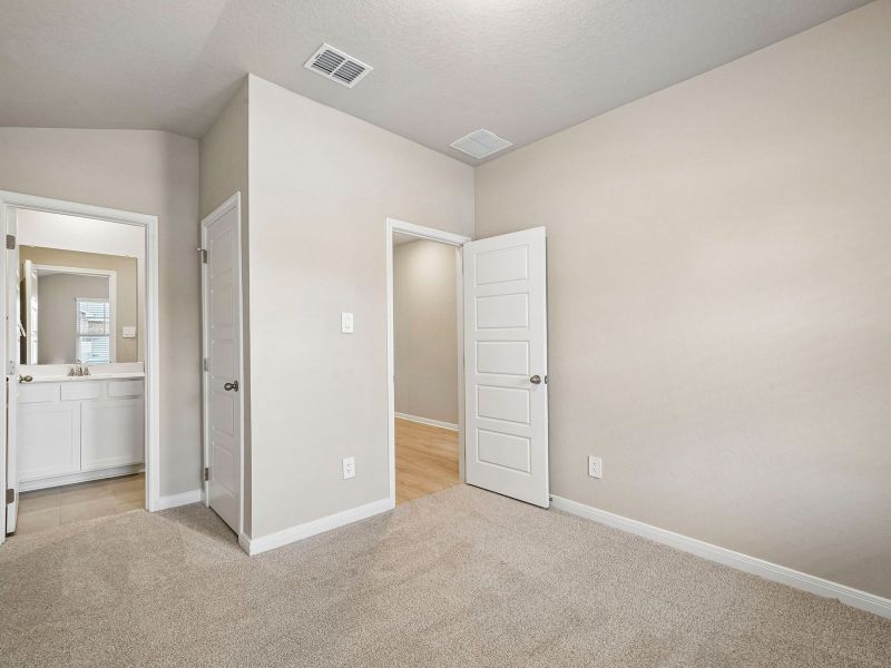 Spacious, unfurnished interior of a new home in Royal Crest, San Antonio (Image 23).