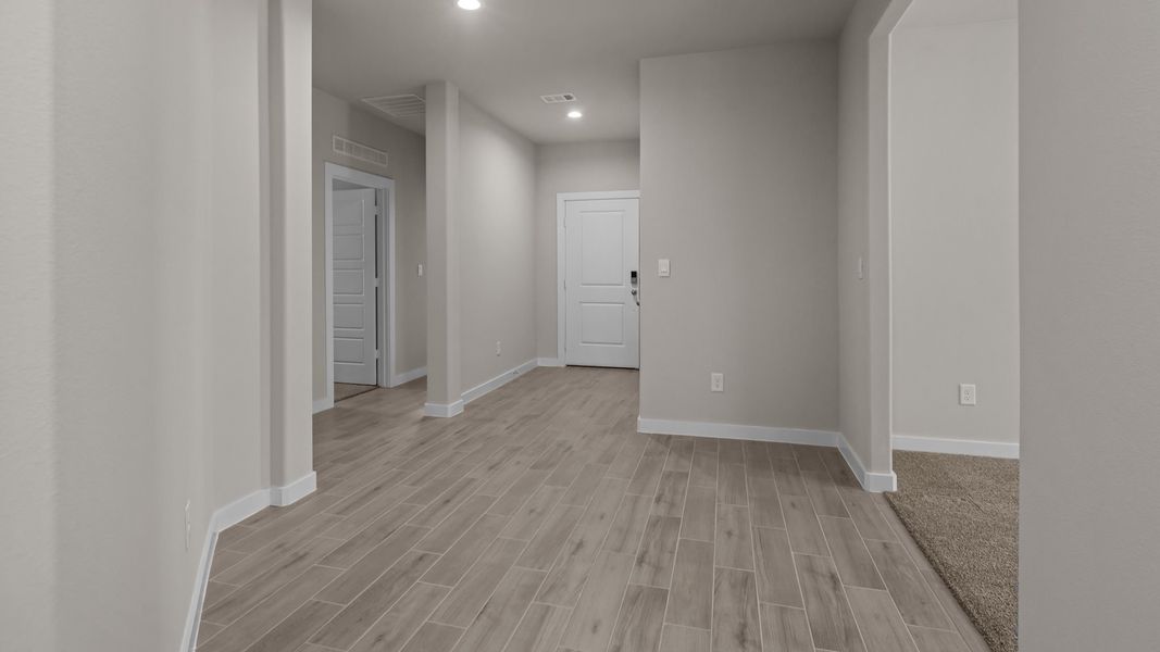 Spacious, unfurnished interior of a new home in Northwest Passage, Midland (Image 16).