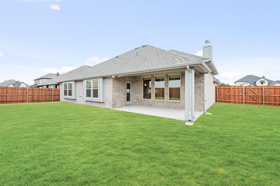 Exterior details and patio area of a home in Ridgepoint, Midlothian (Image 22).