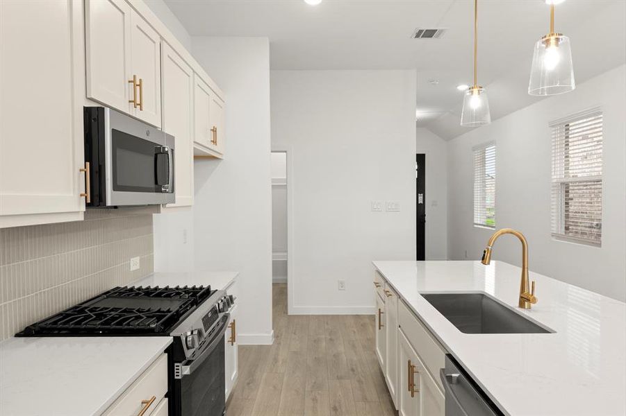 06. 5925 Laurel Lake - Kitchen (3)