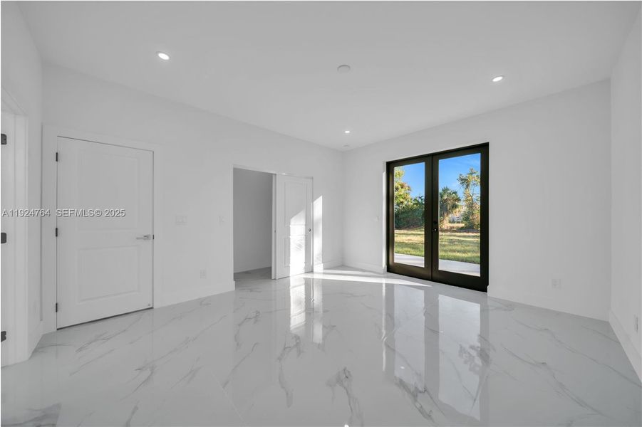 Spacious, unfurnished interior of a new home in , Lehigh Acres (Image 17).