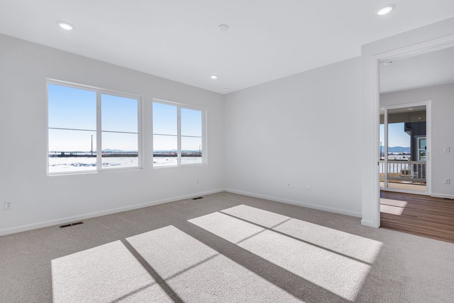 Spacious, unfurnished interior of a new home in The Aurora Highlands, Aurora (Image 18).