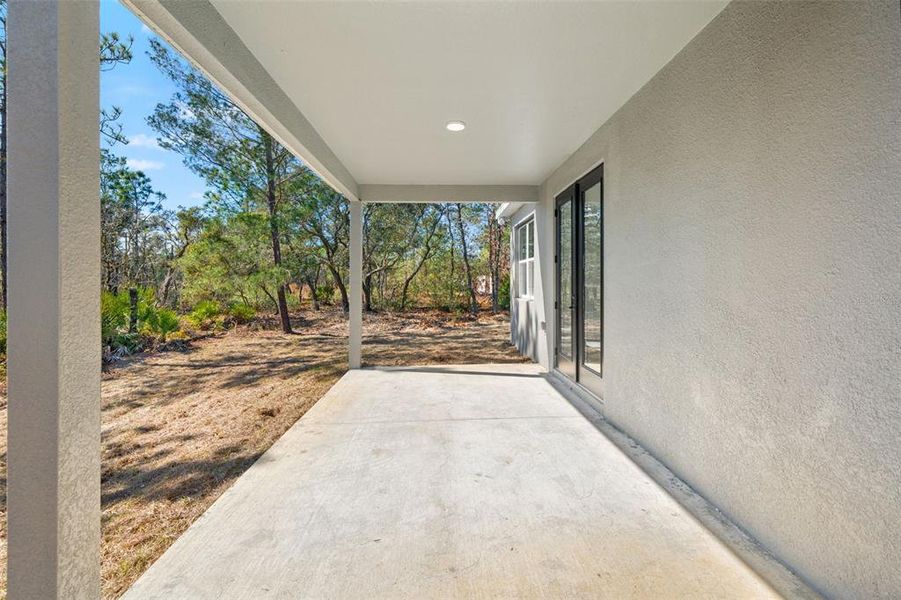 Exterior details and patio area of a home in , Citrus Springs (Image 27).