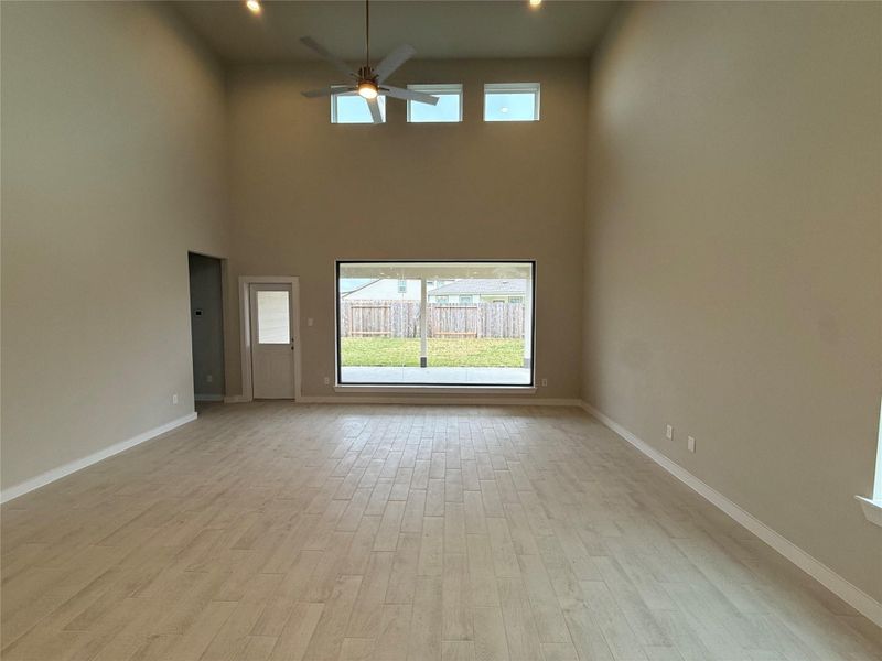 Spacious, unfurnished interior of a new home in Huntington Place, Rosharon (Image 5).