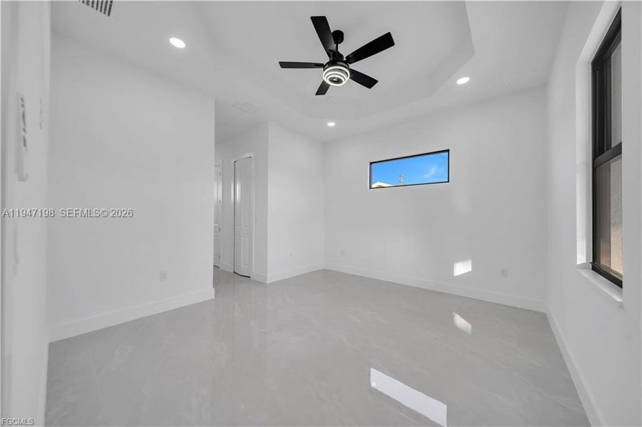Spacious, unfurnished interior of a new home in , Lehigh Acres (Image 14).