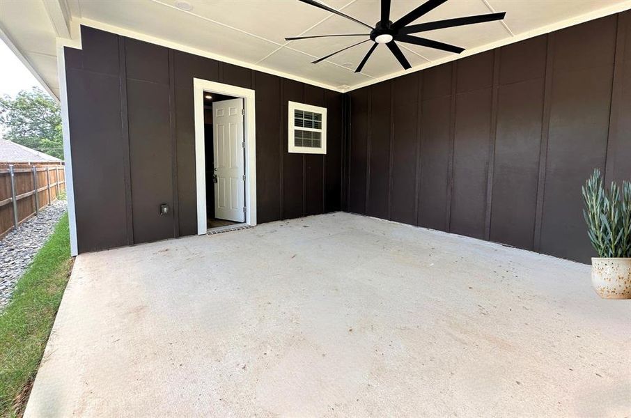 Big patio with tall ceiling and privacy