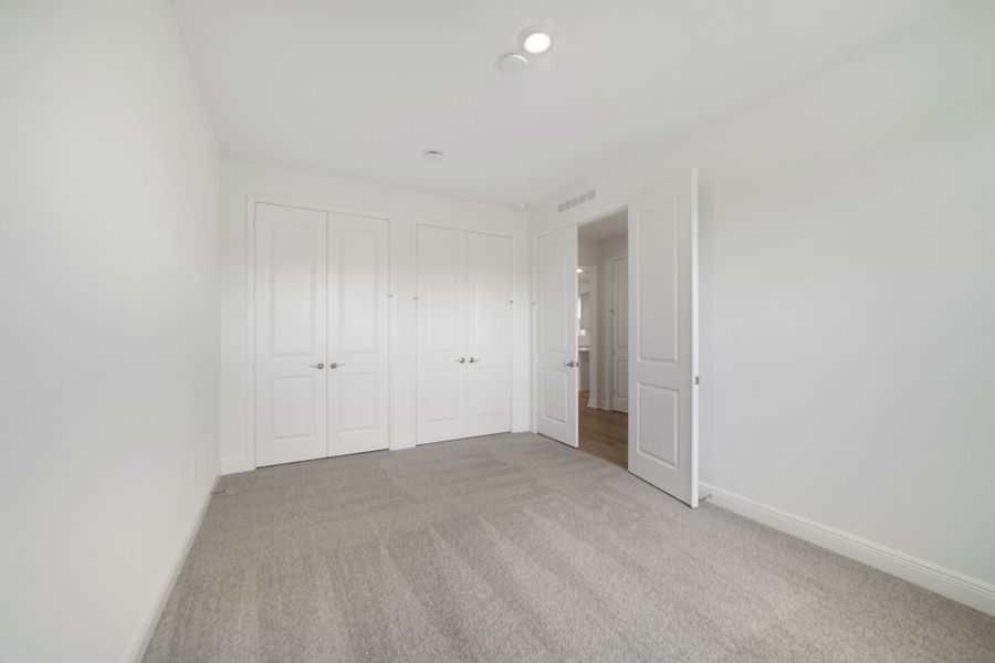 Spacious, unfurnished interior of a new home in Vintner Reserve, Clermont (Image 26).