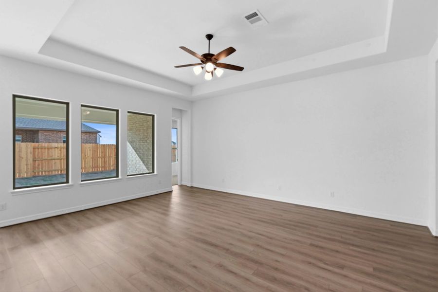 Spacious, unfurnished interior of a new home in Sunterra Lakes, Brookshire (Image 19).