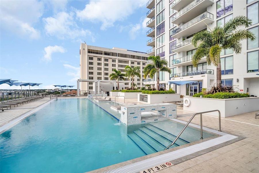 Condo located in St. Petersburg, FL showcasing its design and architecture (Image 28).