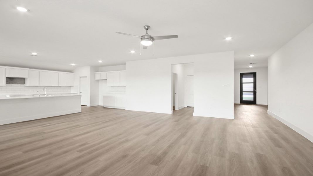 Spacious, unfurnished interior of a new home in Riverside Estates, Mont Belvieu (Image 13).
