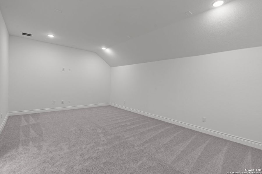 Spacious, unfurnished interior of a new home in Bison Ridge, San Antonio (Image 32).