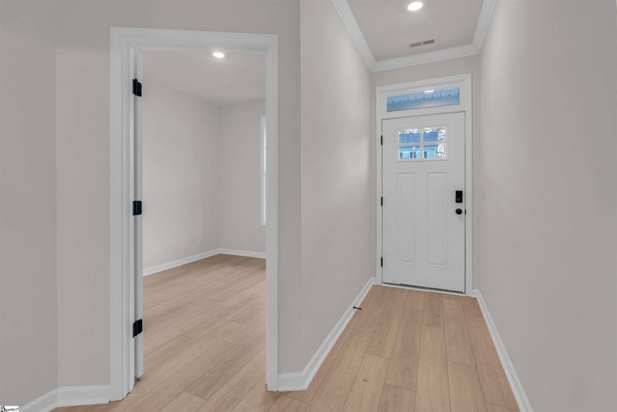 Spacious, unfurnished interior of a new home in Lynbrook, Boiling Springs (Image 12).