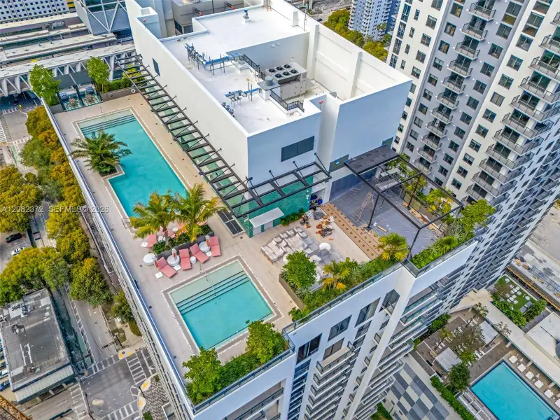 Condo located in Miami, FL showcasing its design and architecture (Image 3).
