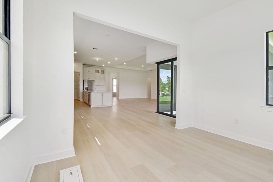 Spacious, unfurnished interior of a new home in Greyhawk Landing, Lake Worth (Image 29).