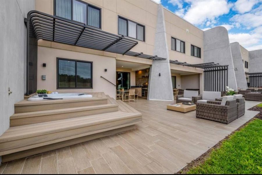 Exterior details and patio area of a home in , Kissimmee (Image 2).
