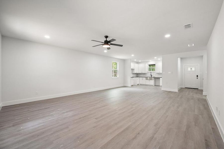 Spacious, unfurnished interior of a new home in , Tool (Image 30).