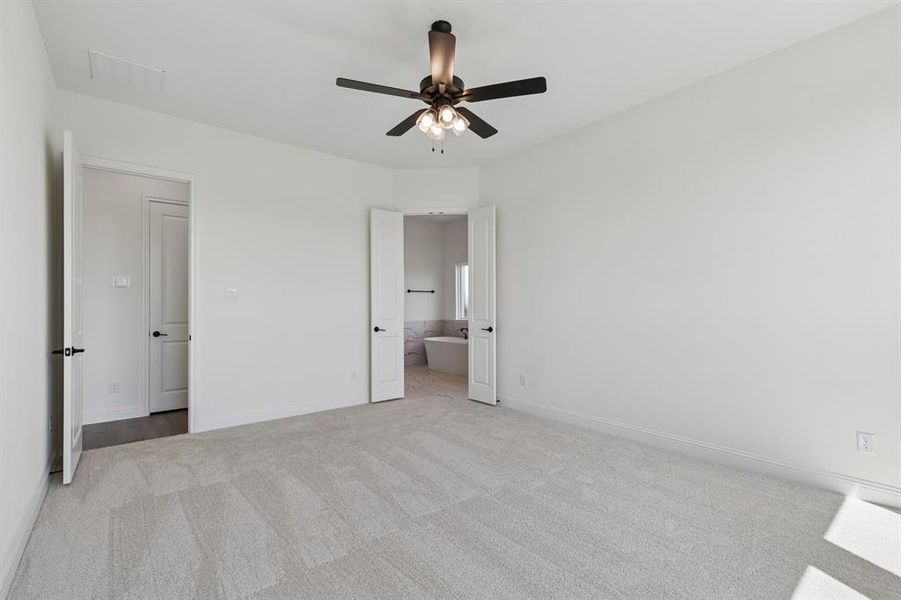 Spacious, unfurnished interior of a new home in Cambridge Manor, North Richland Hills (Image 24).