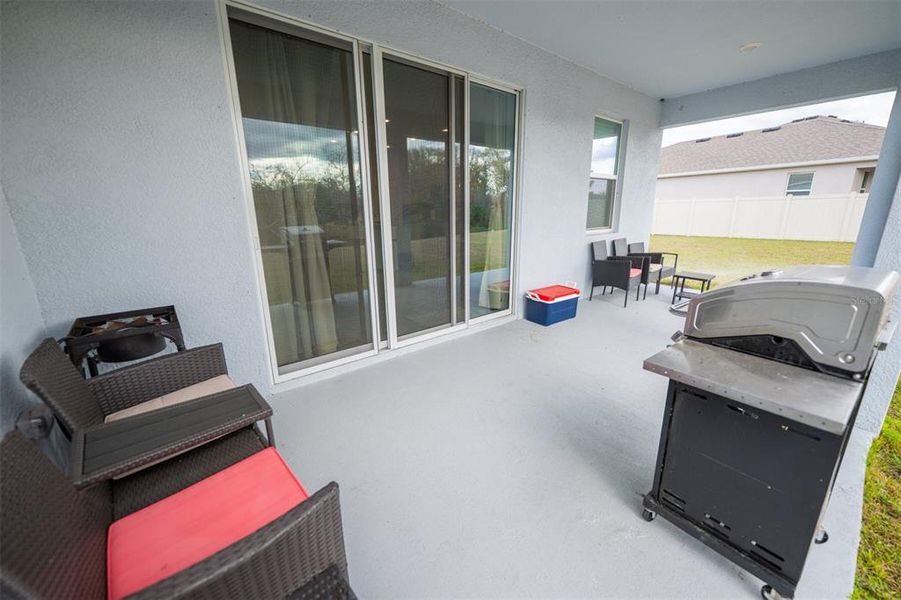 Exterior details and patio area of a home in North Park Isle, Plant City (Image 28).