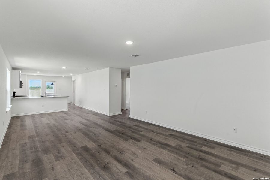 Spacious, unfurnished interior of a new home in Davis Ranch, San Antonio (Image 13).