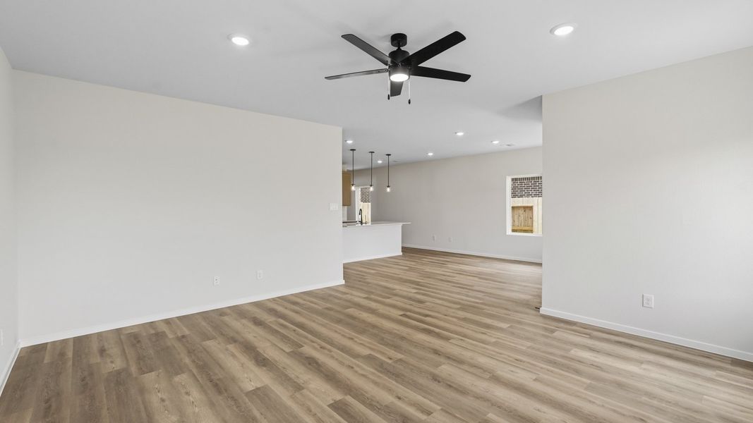 Spacious, unfurnished interior of a new home in Cypress Green, Tomball (Image 15).