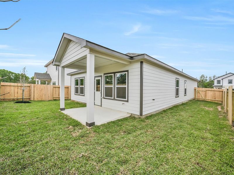 Exterior details and patio area of a home in Caney Creek Place, Conroe (Image 23).