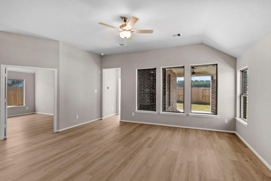 Spacious, unfurnished interior of a new home in The Highlands 45', Porter (Image 14).