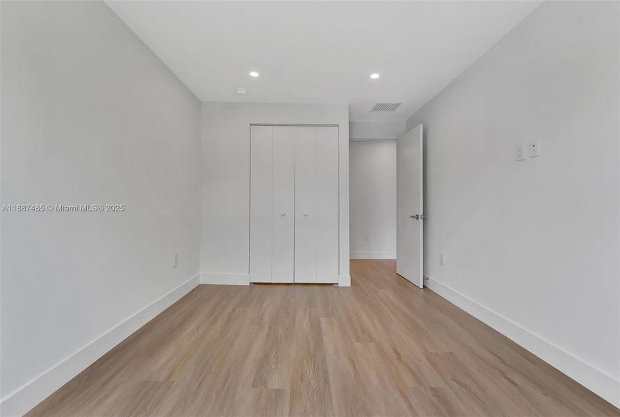 Spacious, unfurnished interior of a new home in , Coral Springs (Image 28).