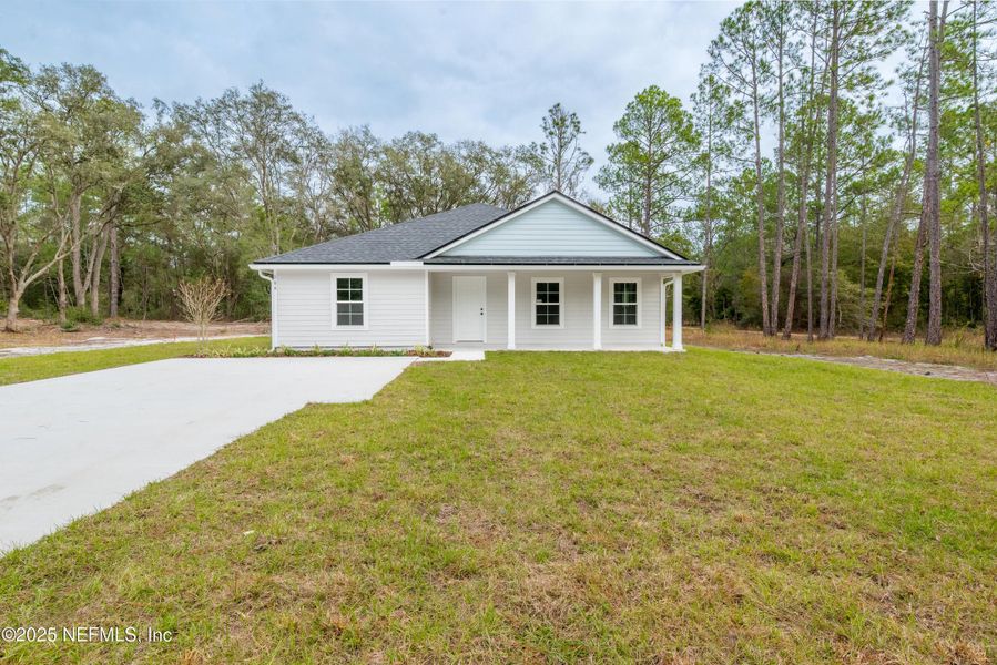 Exterior details and patio area of a home in , Florahome (Image 3).
