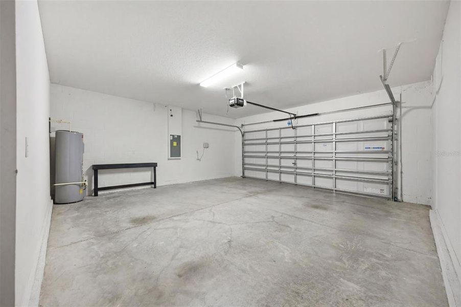 Spacious, unfurnished interior of a new home in , Plant City (Image 41).