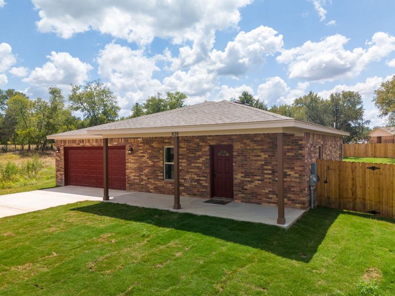 Exterior details and patio area of a home in , Lampasas (Image 3).