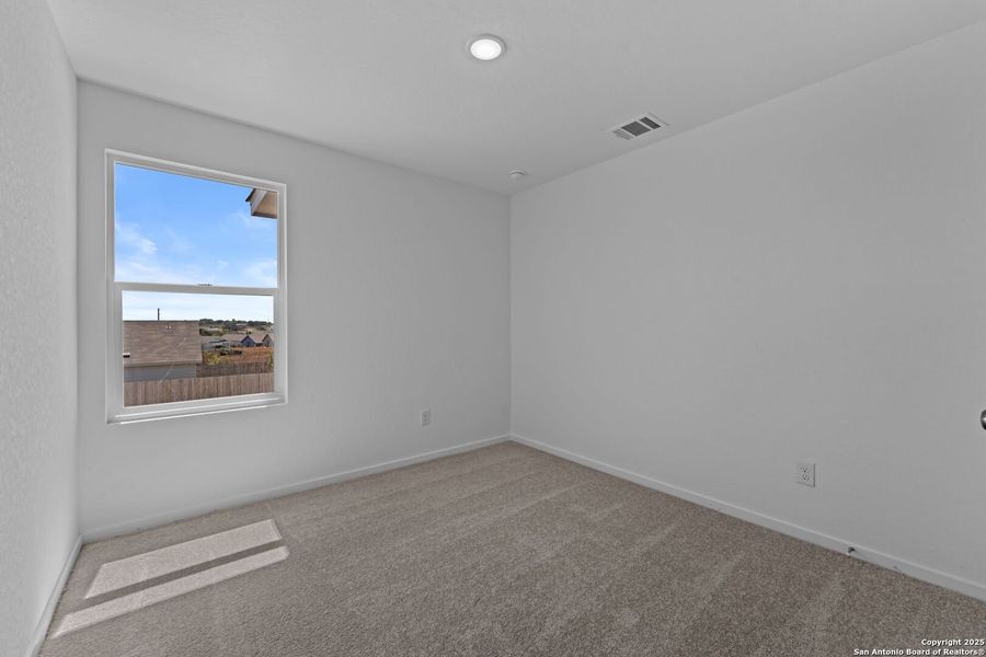 Spacious, unfurnished interior of a new home in Lodi Grove, Floresville (Image 11).