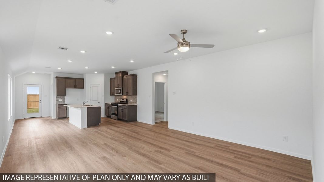 Spacious, unfurnished interior of a new home in Sunterra Lakes, Katy (Image 12).