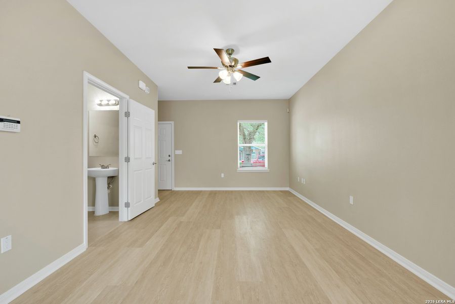 Spacious, unfurnished interior of a new home in , San Antonio (Image 11).