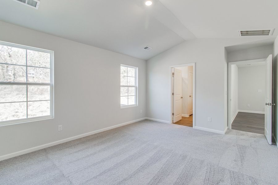 Spacious, unfurnished interior of a new home in Bluefield, Lexington (Image 23).